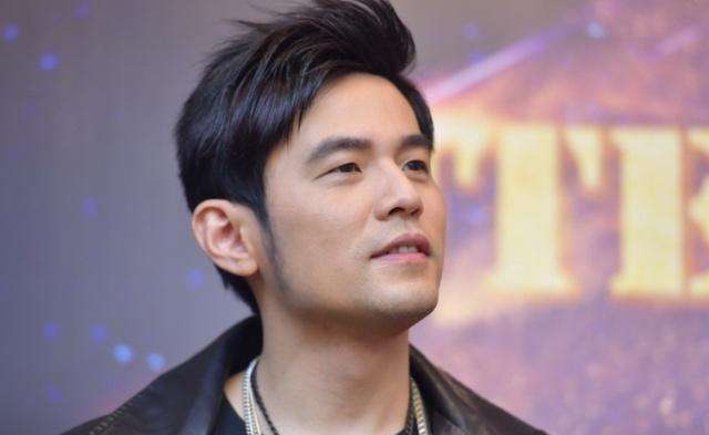 「周杰伦」他当年是阻挡周杰伦“称帝”的男人，18年前挂“帅”出征震动乐坛！