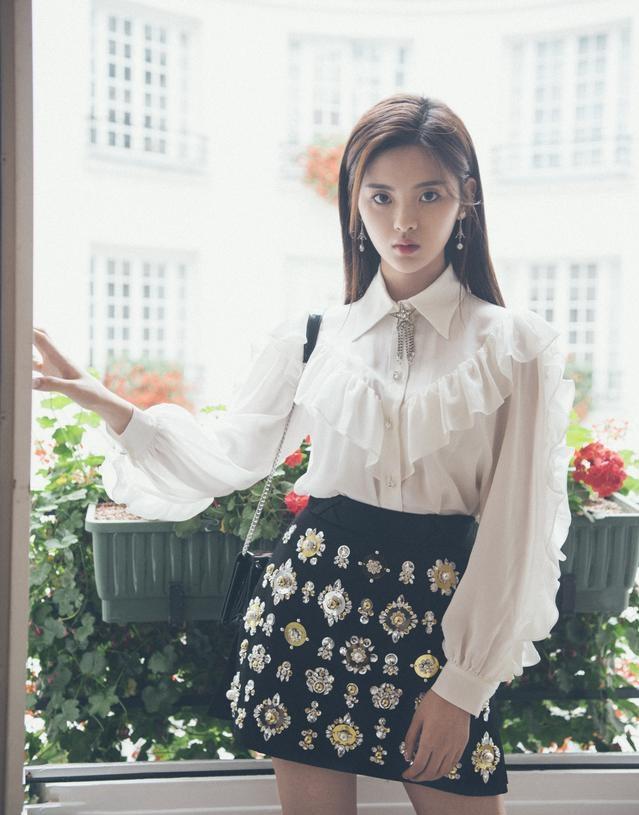 杨超越■杨超越凭借双马尾美上热搜，穿白色露肩泡泡袖甜美可爱，太绝了
