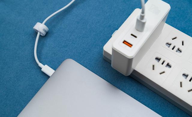 MacBook Pro|MacBook Pro 16寸笔记本该如何正确使用倍思120W氮化镓充电器