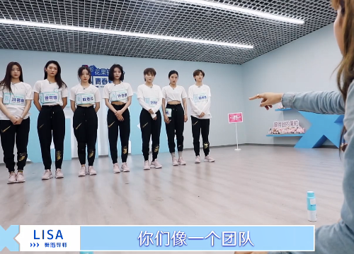 『许佳琪』许佳琪被Lisa质疑中心位时，表情很微妙，比段小薇还会翻白眼