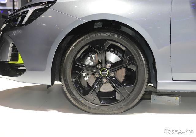 荣威i6|荣威i6 MAX融入国潮元素,配备银河天幕式天窗,乐趣由内而外