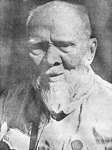 开国大典|最牛黑帮大佬，开国大典站在伟人身边，死后被总理亲自葬入八宝山