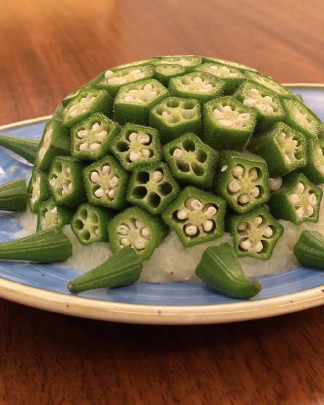 『邓超』邓超做生煎翻车后，再做秋葵一雪前耻，摆盘漂亮卖相佳