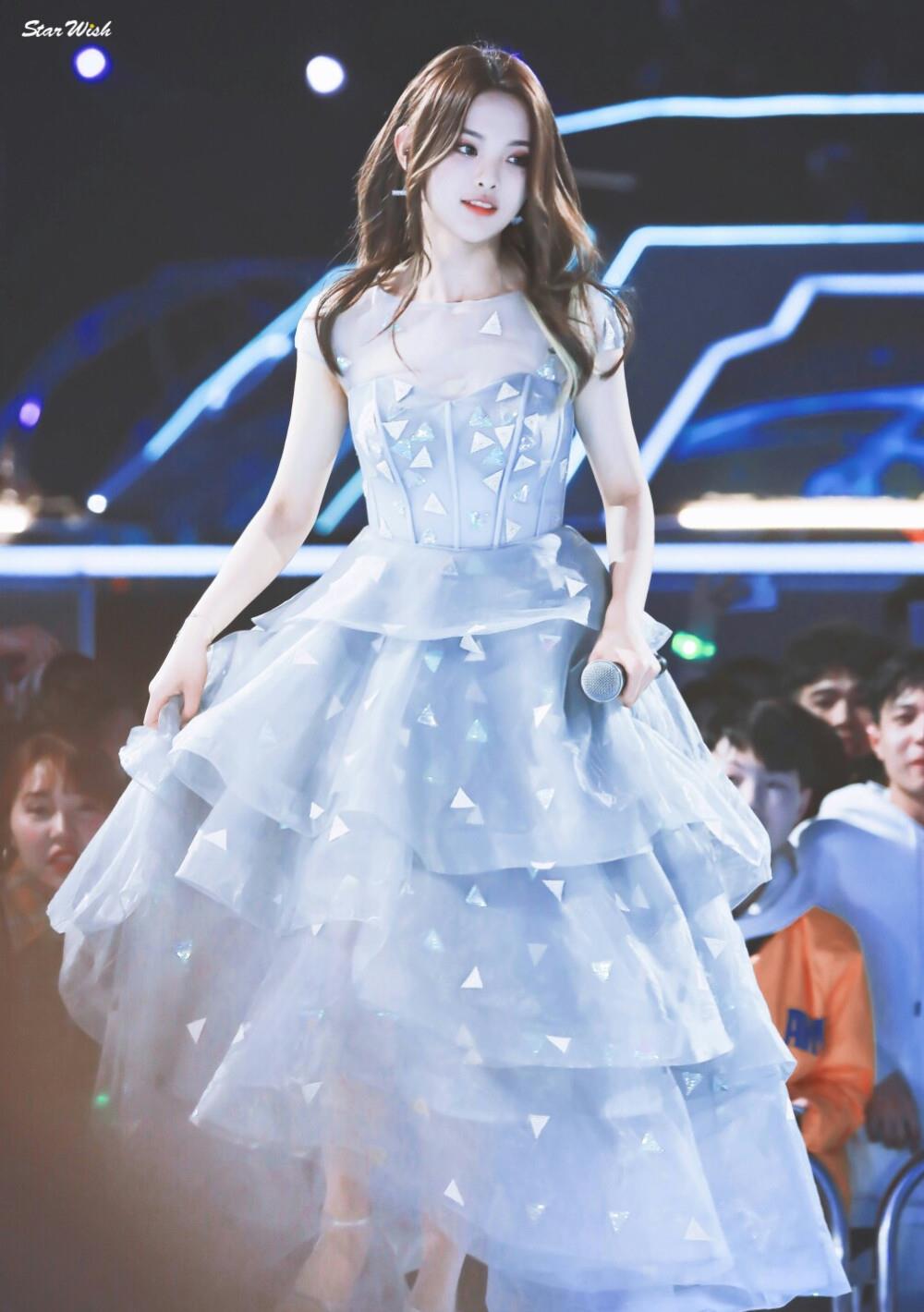 杨超越|华语女歌手榜公布，邓紫棋勉强进入前十，杨超越稳居排行榜榜首