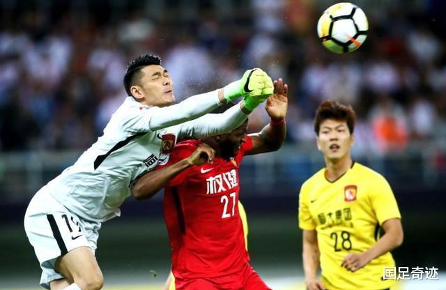 「广州恒大」继承传奇球衣?恒大强援首次身穿球队训练服亮相,1举动显好心情