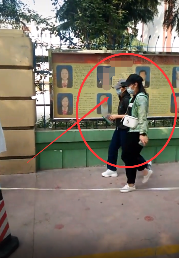 张子枫|张子枫出考场,走在校园中,全程快走很低调,却因拿出手机引热议