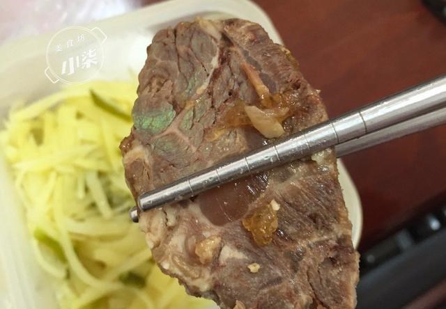 牛肉■超市买回来的牛肉，切开后冒绿光，能吃吗？厨师：可别犯傻扔了