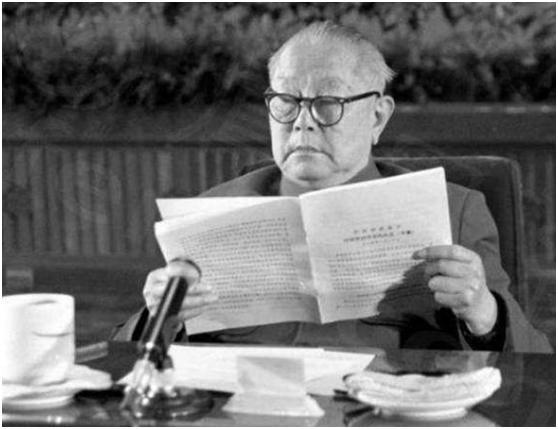 「李先念」他曾为中国第三任国家主席，死后墓碑上只留下24个字，名字都没有