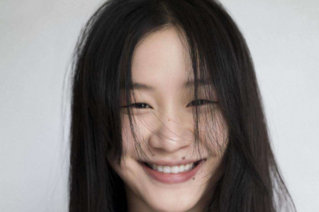 金靖■金靖穿制服跳《青你2》主题曲，连表情都在用力，太好笑了