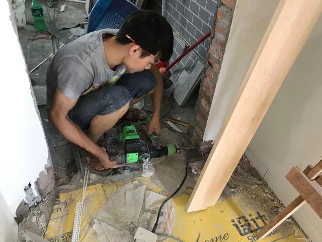 |先铺木地板,还是先装衣柜?顺序没搞对,住上几年要后悔!