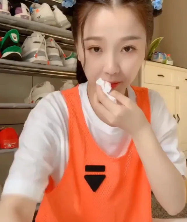 虞书欣▲虞书欣房间内试色口红，却被她身后“鞋柜”抢镜，不愧为豪门公主