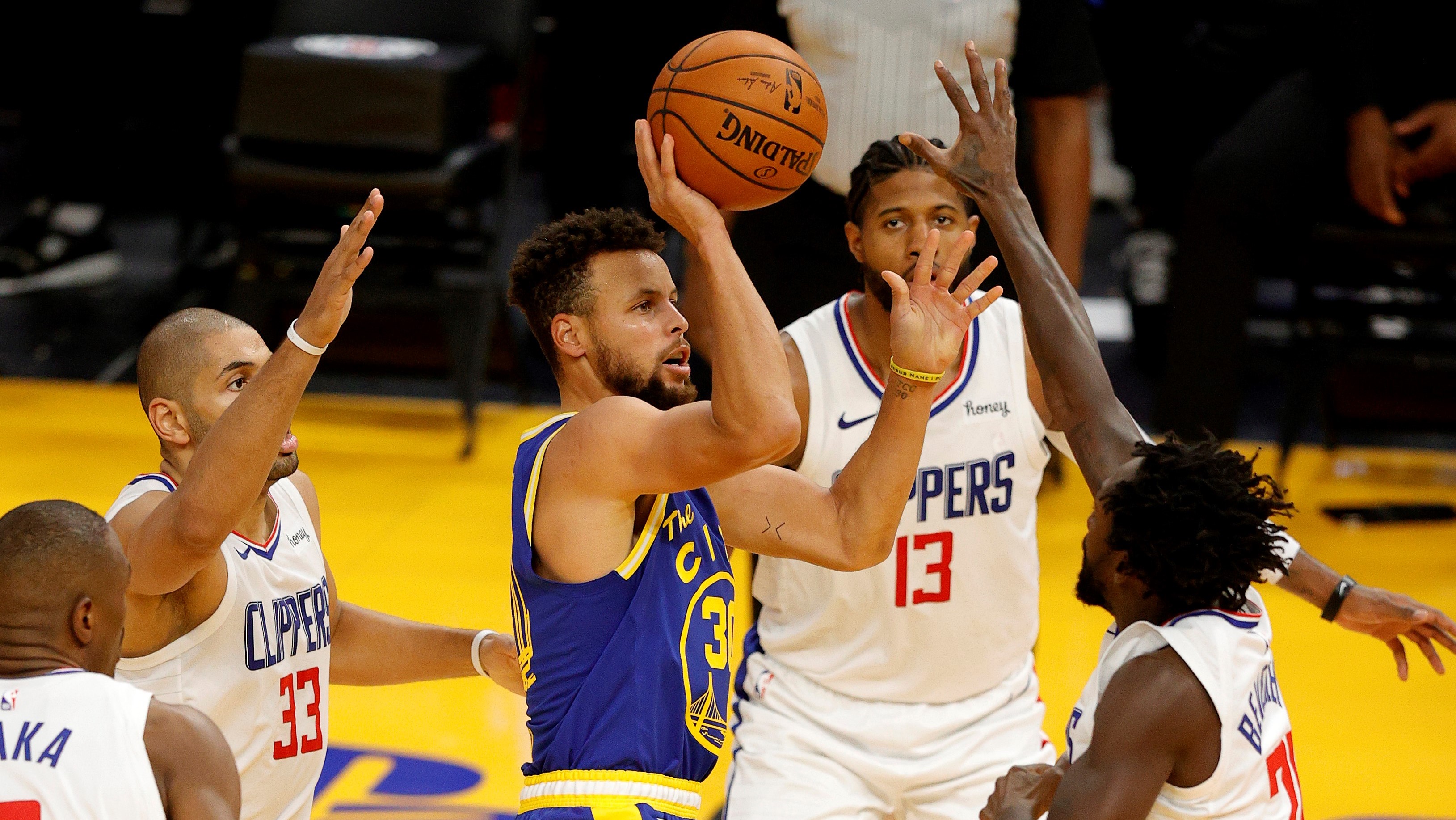 快船队|还剩10秒乔治违例主动放弃进攻，快船集体放弃防守，勇士投进最后一球