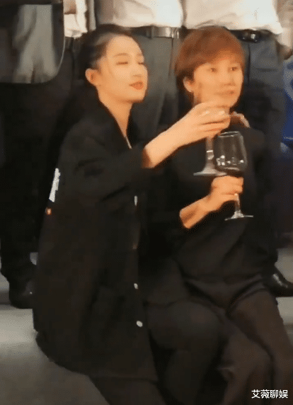 [李沁]李沁主动把C位让出去，看清对方身份后，谁敢在她面前坐C位？