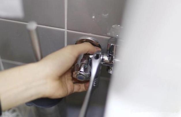 ##卫浴装修的4个小技巧，花费很少却很方便，安装后让你爱不释手