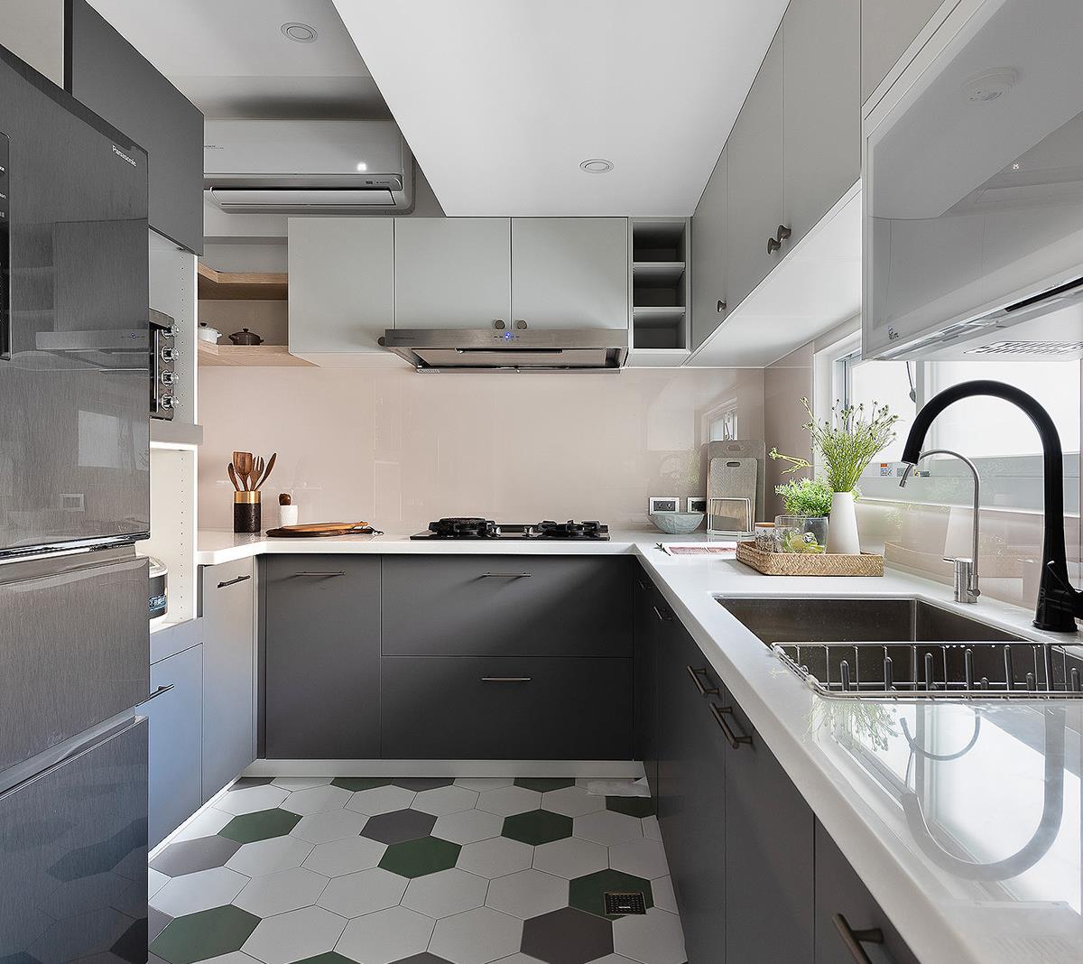 沙溢▲她家132㎡的房子一入户就把人迷住，全屋干净整洁到令人羡慕，美