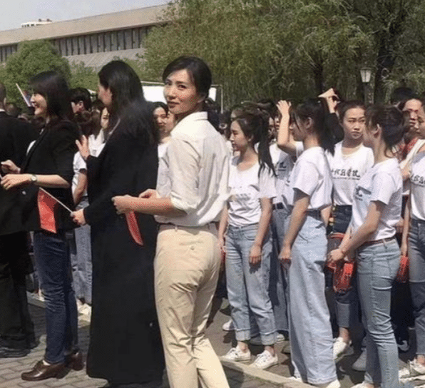 陈好|“万人迷”陈好一家外出聚餐，百亿老公长相英俊，三个孩子罕曝光