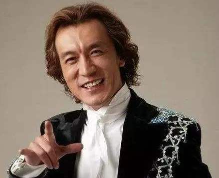 「李咏」李咏52岁冥寿,因癌美国去世,妻子却定居美国不归?真相浮出水面