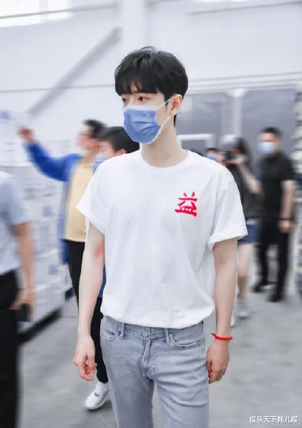 肖战▲肖战时隔109天自拍,10分钟百万人点赞,发际线感人,照片藏爱的巧思