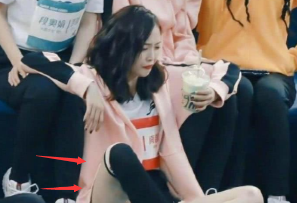 「吴宣仪」吴宣仪穿超短裤上节目，却忘记摄像头的存在，连观众都为她捏把汗