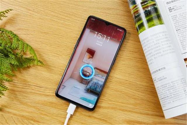 realme X|花千元就能买到8+256GB配置？没错，还搭载屏下指纹和30w快充！