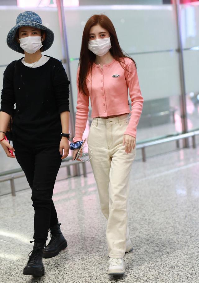 鞠婧祎■鞠婧祎的\三分衣\火了,粉嫩上衣配米色裤子,软萌少女真时尚