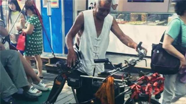 臆说古史|爱新觉罗安林：在北京蹬了38年三轮车，一小时收费150块不议价