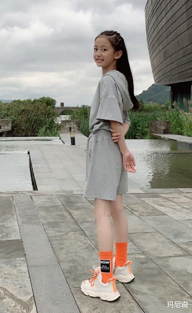 『王一博』她是被王一博宠爱的女孩，今9岁把死亡粉匡威踩脚下，腿细成电棍