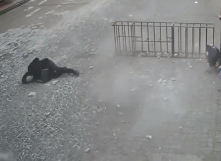 @惨！闹市高楼天降瓷砖，过路女子被当场砸死，同事：刚办完工资卡