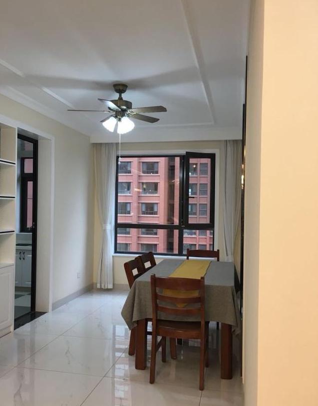 ▲装修为省钱，石膏线做吊顶、电视墙！完工效果令人拍手称绝