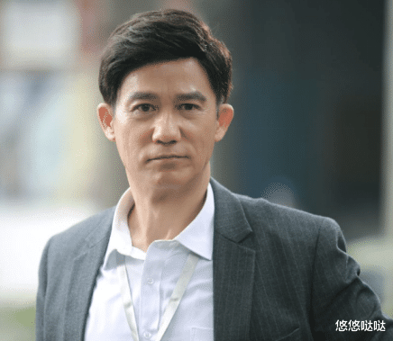 『郑则仕』60岁香港影帝北上讨生活,独自一人吃茶餐厅显“落魄”