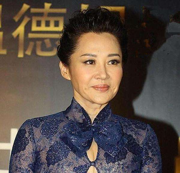 许晴|51岁的许晴近照曝光，头等舱吃泡面，满脸泛黄无光泽，像老年人！