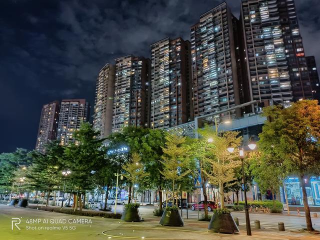 realme|realme真我V5上手：入门级5G手机到底做成了什么样子？