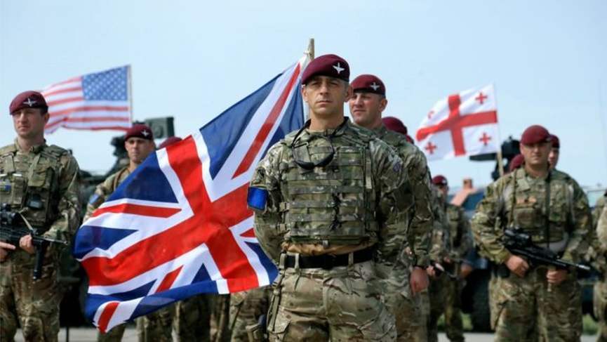 #火箭军#300辆坦克战车逼近西部边境，火箭军大杀器竖起警告：挑衅就开火