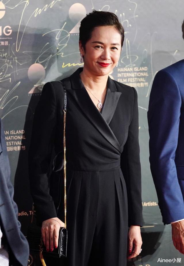 美甲▲被蒋雯丽美哭了，黑色蕾丝连衣裙精致修身，短发干练却有女人味