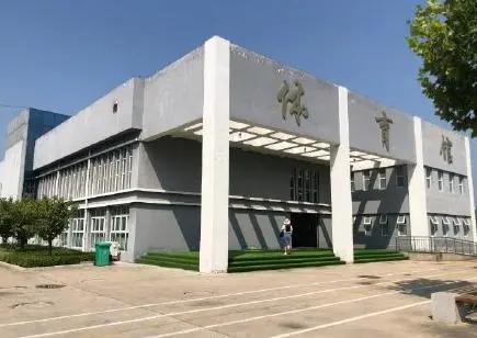 济宁|济宁一小学近500名新生在临时板房上课,多人头晕流鼻血