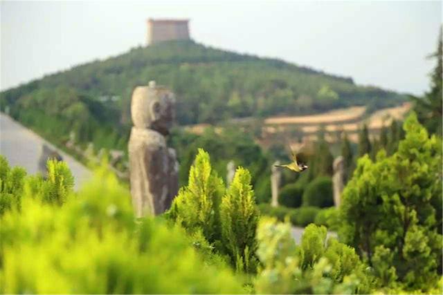 「武则天」武则天墓前有61个无头石人, 千百年来无人能解, 最后被两位农民解开