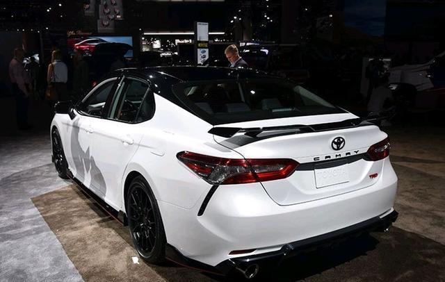 丰田凯美瑞|全新凯美瑞来了，V6引擎+升降尾翼，雅阁看了这个数据也没辙！