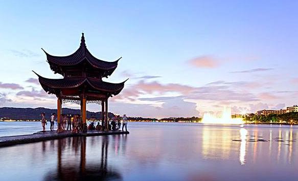 『』景区不收门票不能活？那西湖十多年不收门票是怎么生存的？