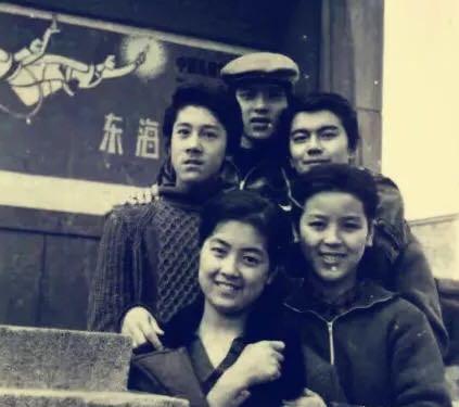 【许亚军】56岁4婚许亚军近照，娇妻比他小13岁，前妻之一我们都认识