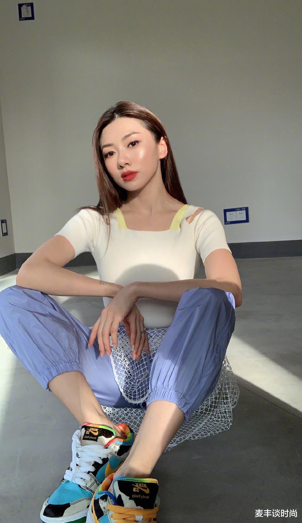 「穿衣搭配」程晓玥一点不输女明星，穿黑色无袖针织衫涂红唇，真是老霸气了