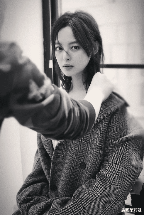 辛芷蕾■辛芷蕾点赞屈楚萧吃瓜微博，两人曾合作《如懿传》，剧中就不对付