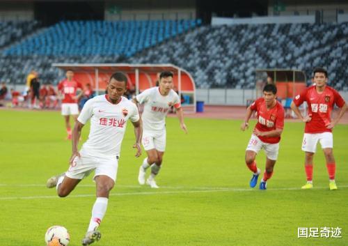 广州恒大▲脚下留情？郜林2回合面对恒大颗粒无收，26岁锋霸却2场狂轰3球