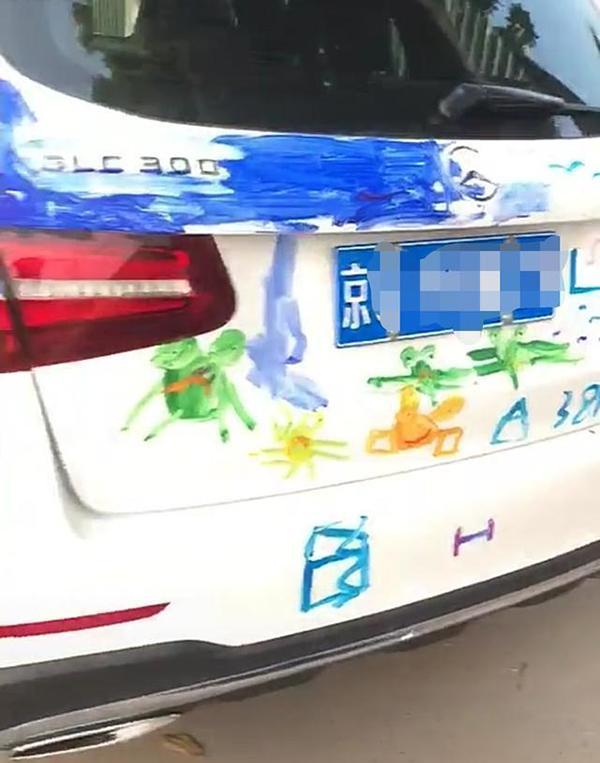「熊孩子」奔驰车被“熊孩子”乱涂乱画，车主出乎意料很平静：一辈子都不擦