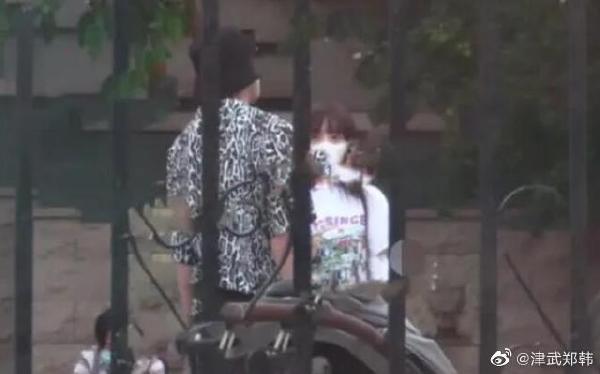 李小璐|李小璐母女穿古装过中秋，甜馨豁牙仍自信大笑，李小璐温柔典雅