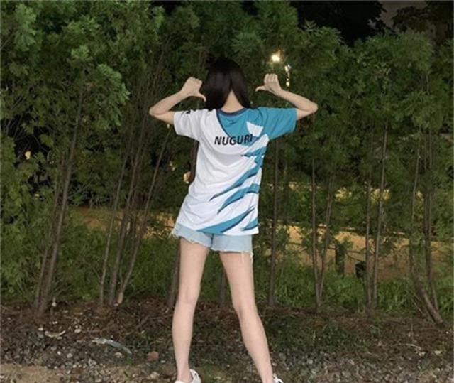 小姐姐|又一位小姐姐应援牛古力，却只发了个背影，看完正面照之后秒懂