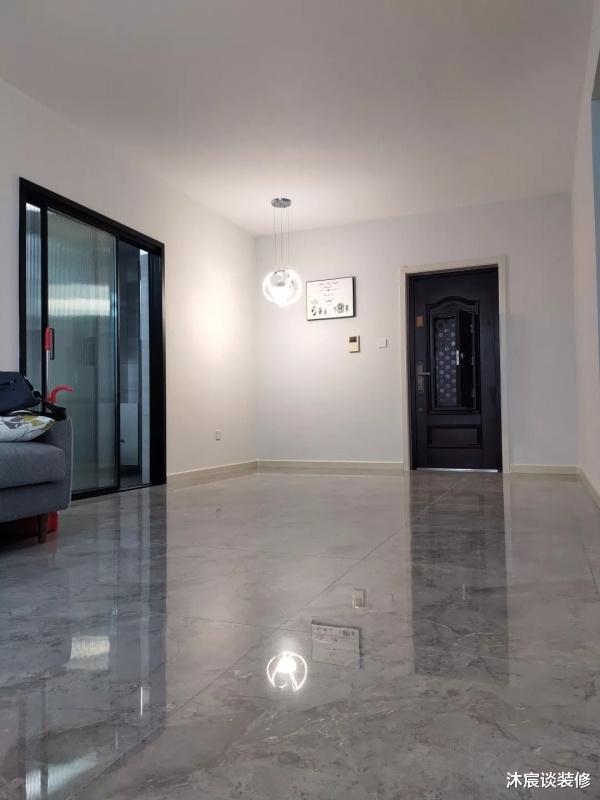 『』她家很简单，灰色瓷砖+大白墙不做吊顶，搭配好软装饰更锦上添花