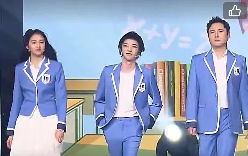 关晓彤@关晓彤和华晨宇当同桌，谁注意两人的坐姿缝隙？太避嫌了