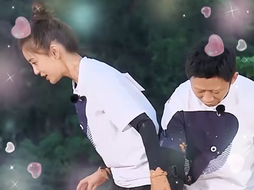 「Angelababy」《奔跑吧》杨颖意外掉进泥潭，看到谁第一个冲过去救援，不羡慕是骗人的