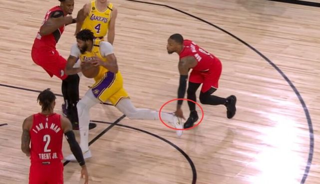 开拓者队|开拓者雪上加霜!利拉德抢断浓眉手指脱臼,落后30分沮丧怒摔毛巾