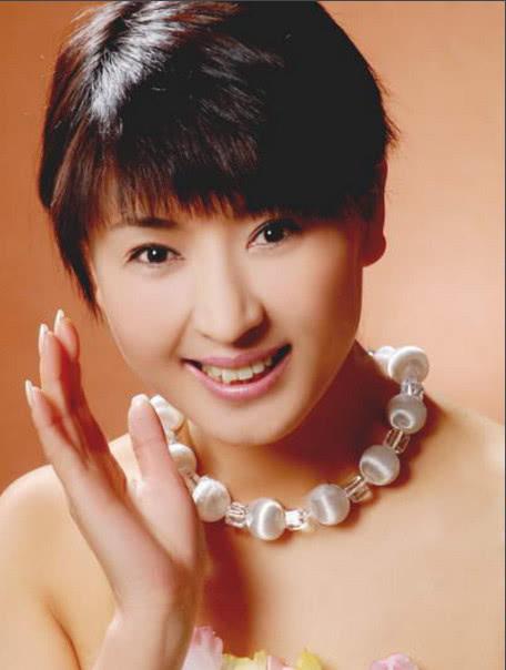 闫学晶|她是春晚常客,不顾反对嫁二婚富豪当后妈,今45岁坚持生二胎